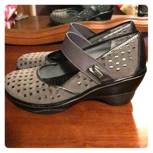 Size 9 Jambu women’s shoes